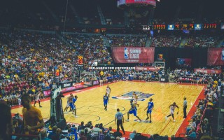 B体育-泳坛新星奋力摘银 全场欢呼声震天动地