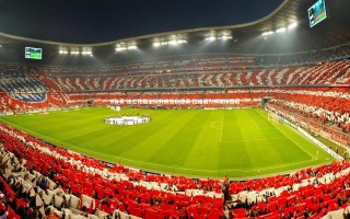 B体育-法兰克福全队共庆生日盛宴 团结活力铸就绿茵新气象